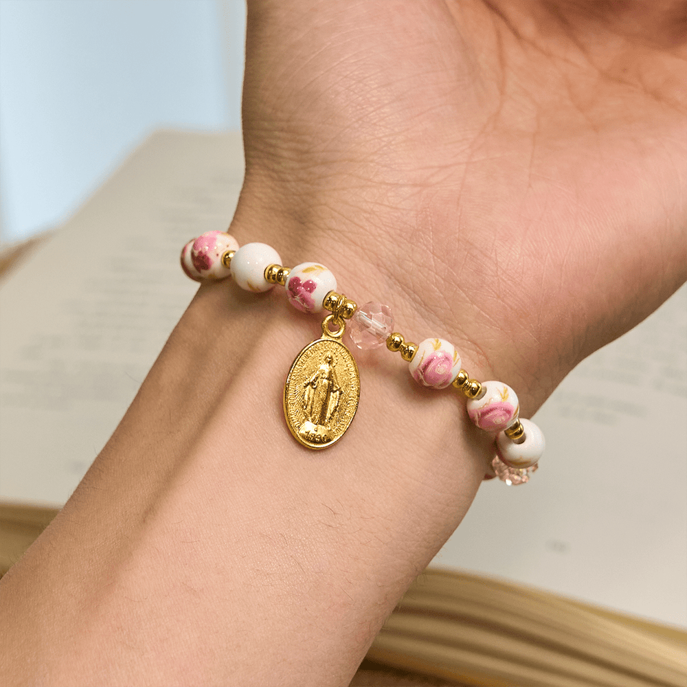 Christianartworkshop Bracelet élégant en céramique rose à motif floral de 8 mm avec médaille miraculeuse - image 1
