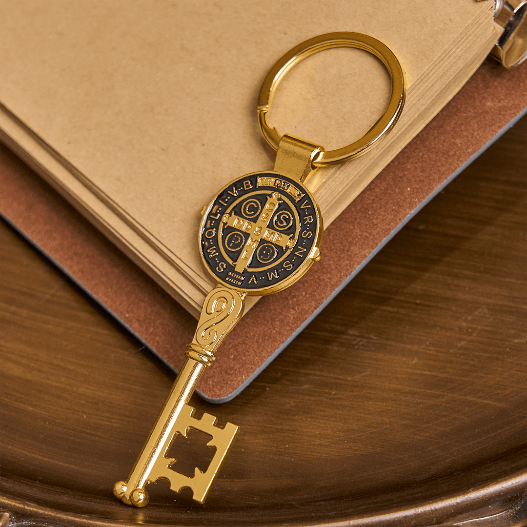 Christianartworkshop Porte-clés tricolore Saint Benoît, symbole de guidance et de protection - Doré - image 0