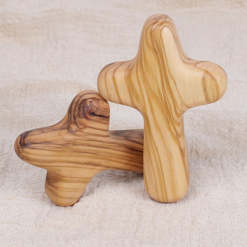 Christianartworkshop Croix minimaliste en bois d'olivier à porter à la main : emblème unique d'une dévotion religieuse simple - Petite taille - image 0