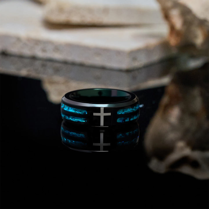 Bague croix moderne en acier titane avec incrustation bleue laser (Christianartworkshop) : Sérénité dans la lumière bleue du Christ - image 3