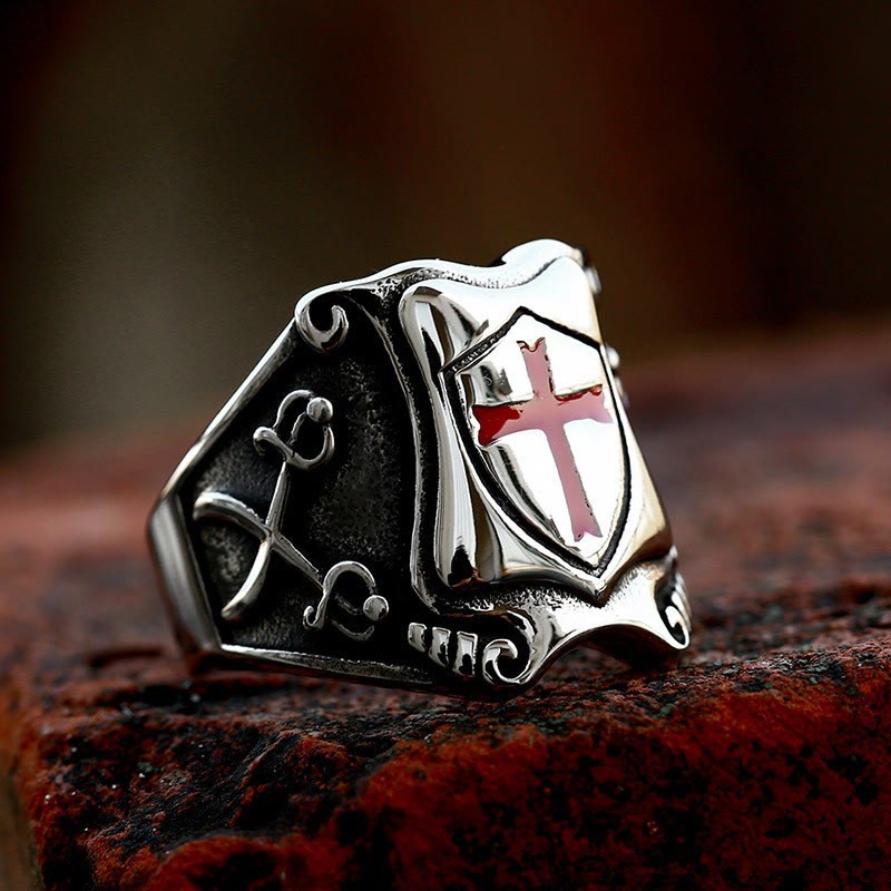 Bague médiévale en forme de croix rouge avec motif chevaleresque et détails gravés, signée Christianartworkshop - image 7