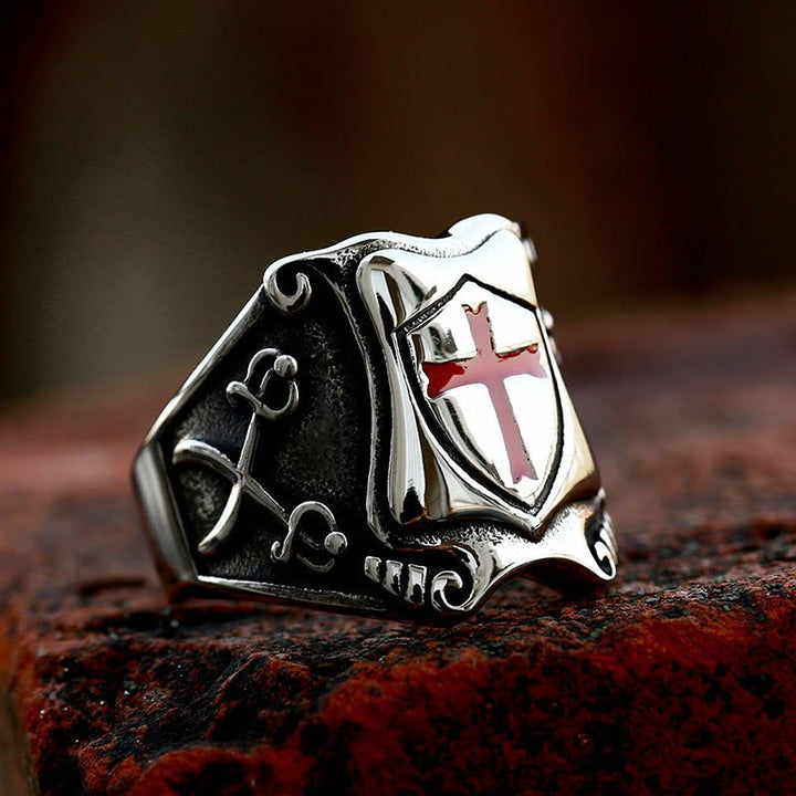 Bague médiévale en forme de croix rouge avec motif chevaleresque et détails gravés, signée Christianartworkshop - image 7