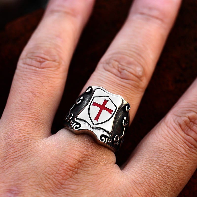 Bague médiévale en forme de croix rouge avec motif chevaleresque et détails gravés, signée Christianartworkshop - image 1