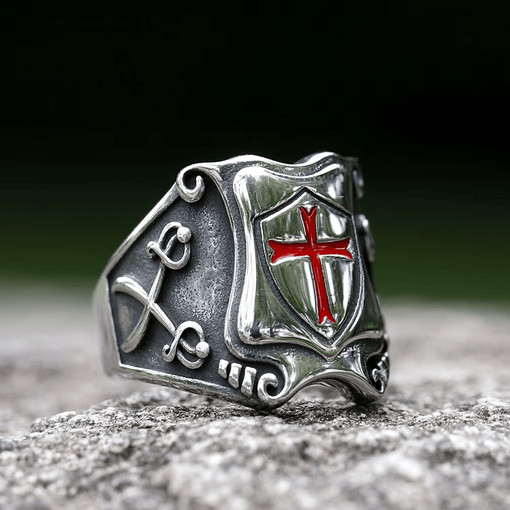 Bague médiévale en forme de croix rouge avec motif chevaleresque et détails gravés, signée Christianartworkshop - image 5