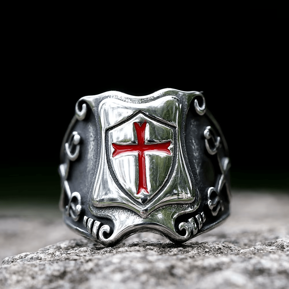 Bague médiévale en forme de croix rouge avec motif chevaleresque et détails gravés, signée Christianartworkshop - image 4