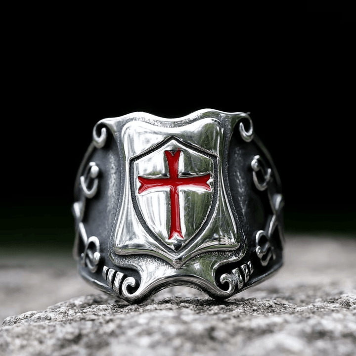 Bague médiévale en forme de croix rouge avec motif chevaleresque et détails gravés, signée Christianartworkshop - image 4