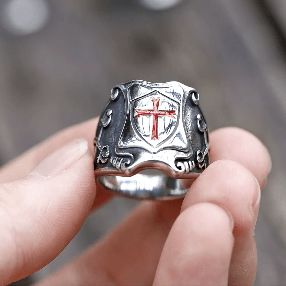 Bague médiévale en forme de croix rouge avec motif chevaleresque et détails gravés, signée Christianartworkshop - image 3