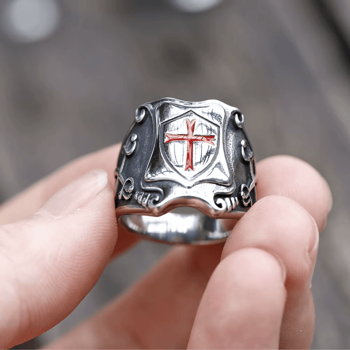 Bague médiévale en forme de croix rouge avec motif chevaleresque et détails gravés, signée Christianartworkshop - image 3