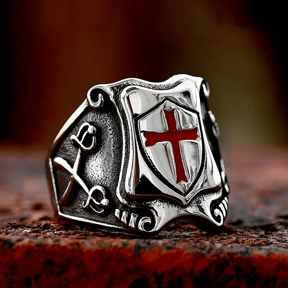 Bague médiévale en forme de croix rouge avec motif chevaleresque et détails gravés, signée Christianartworkshop - image 6