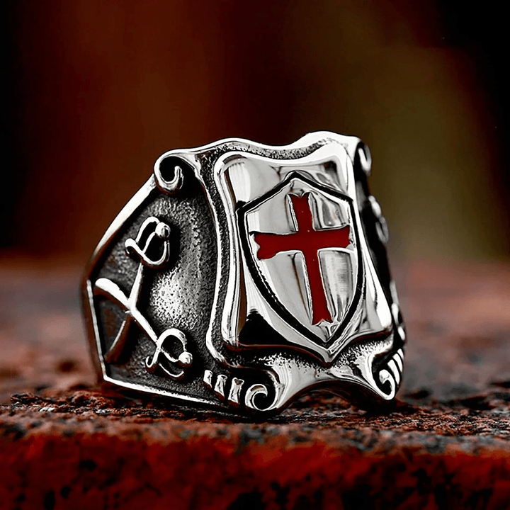 Bague médiévale en forme de croix rouge avec motif chevaleresque et détails gravés, signée Christianartworkshop - image 6