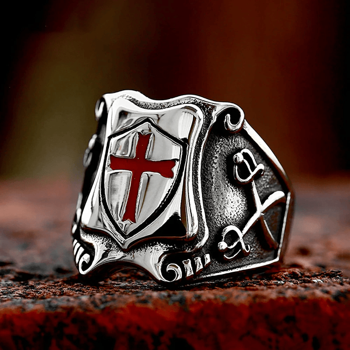 Bague médiévale en forme de croix rouge avec motif chevaleresque et détails gravés, signée Christianartworkshop - image 0