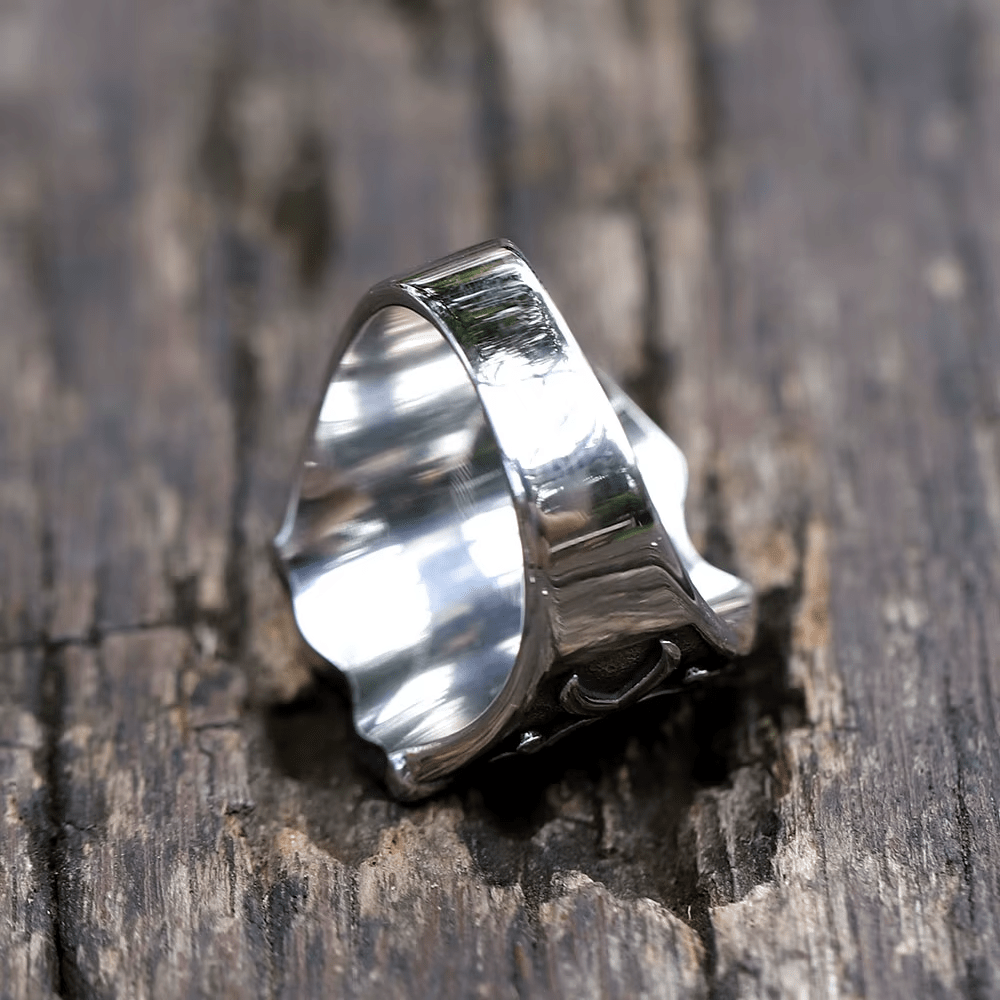 Bague médiévale en forme de croix rouge avec motif chevaleresque et détails gravés, signée Christianartworkshop - image 10