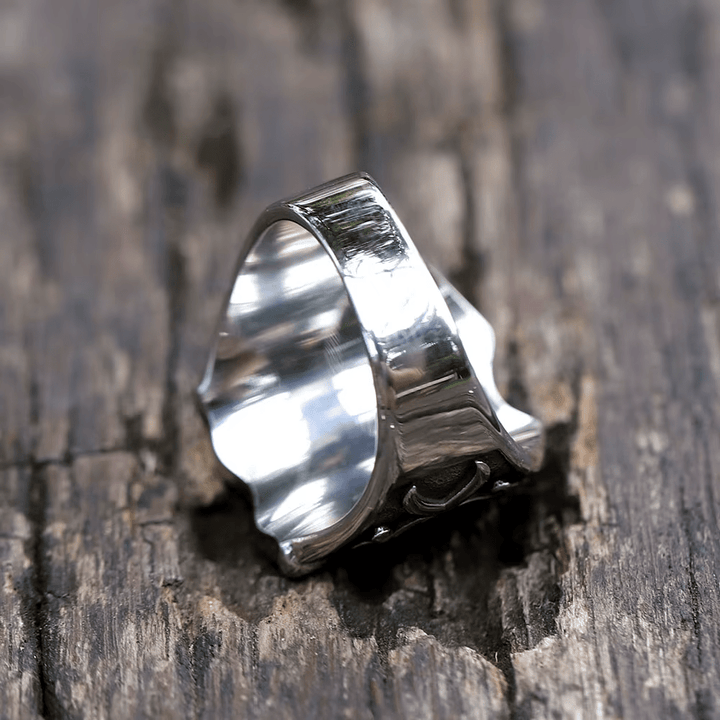 Bague médiévale en forme de croix rouge avec motif chevaleresque et détails gravés, signée Christianartworkshop - image 10