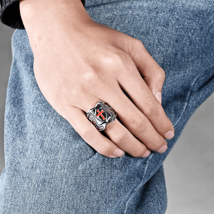 Bague médiévale en forme de croix rouge avec motif chevaleresque et détails gravés, signée Christianartworkshop - image 2