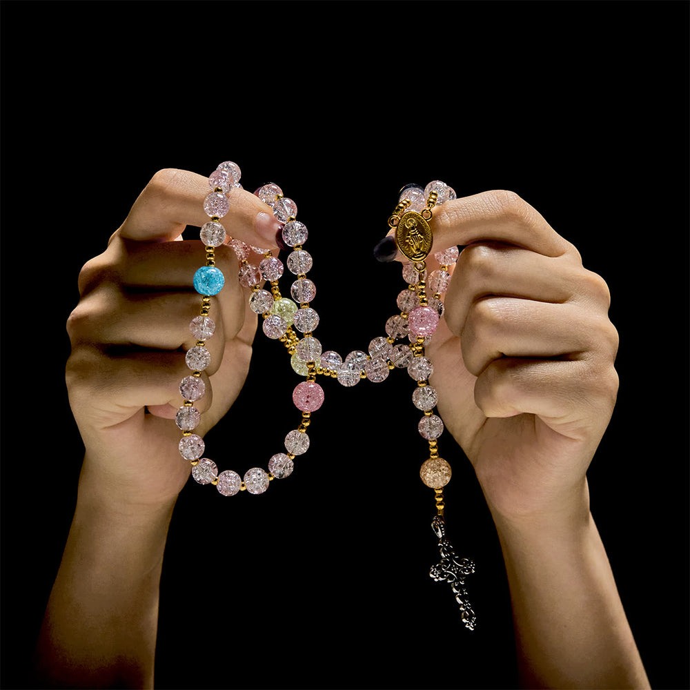 Christianartworkshop Chapelet en perles de verre craquelé de 8 mm, orné de la Vierge Marie et d'une croix, avec la lumière arc-en-ciel. - image 1