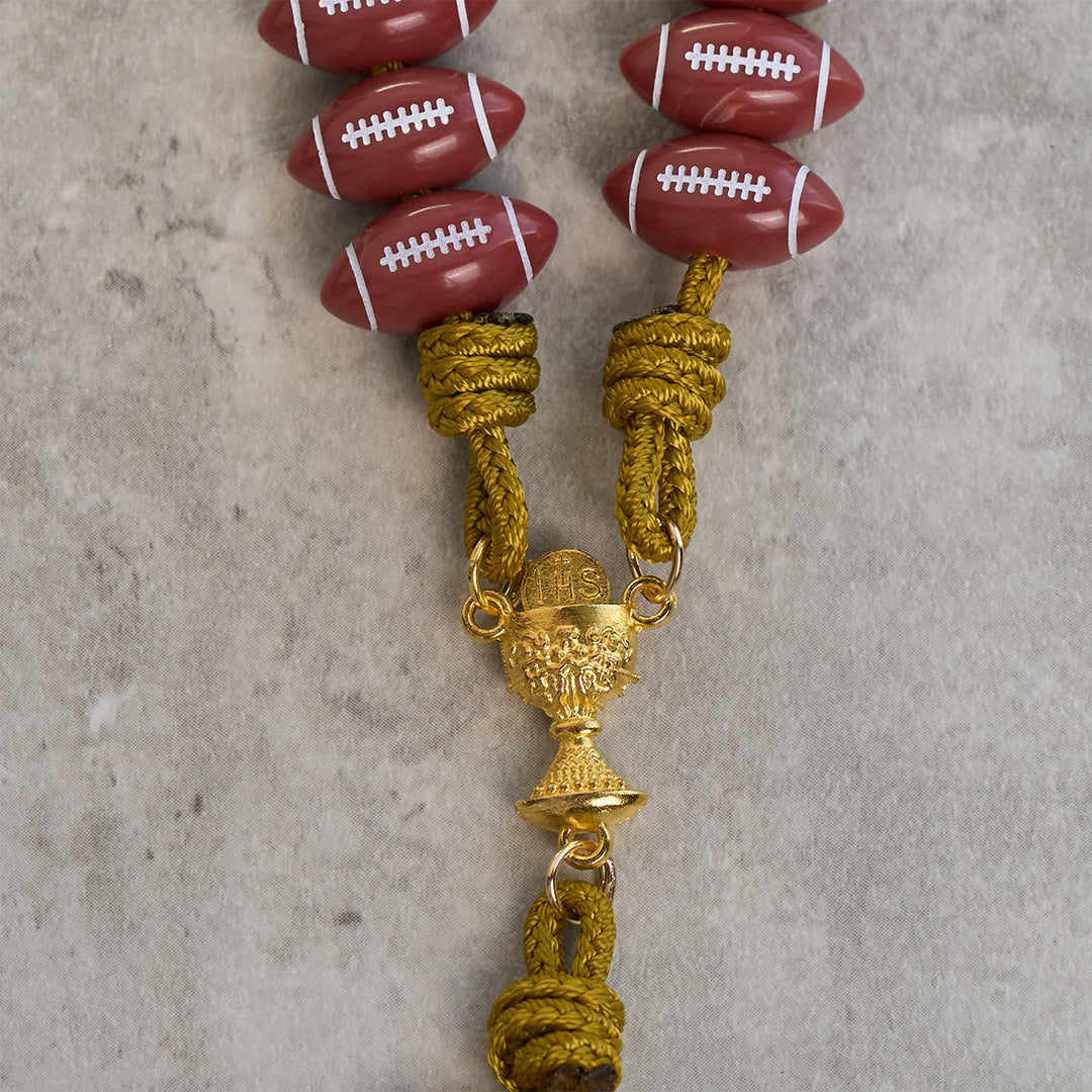 Christianartworkshop Bénédiction du Saint Graal avec un chapelet de football rouge et un cordon doré : Prière pour la force - image 6