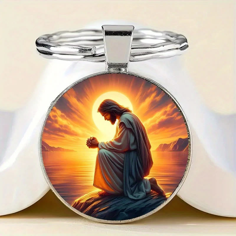 Christianartworkshop Porte-clés classique Jésus rayonnant en prière : emblème intemporel de foi et de respect - image 1