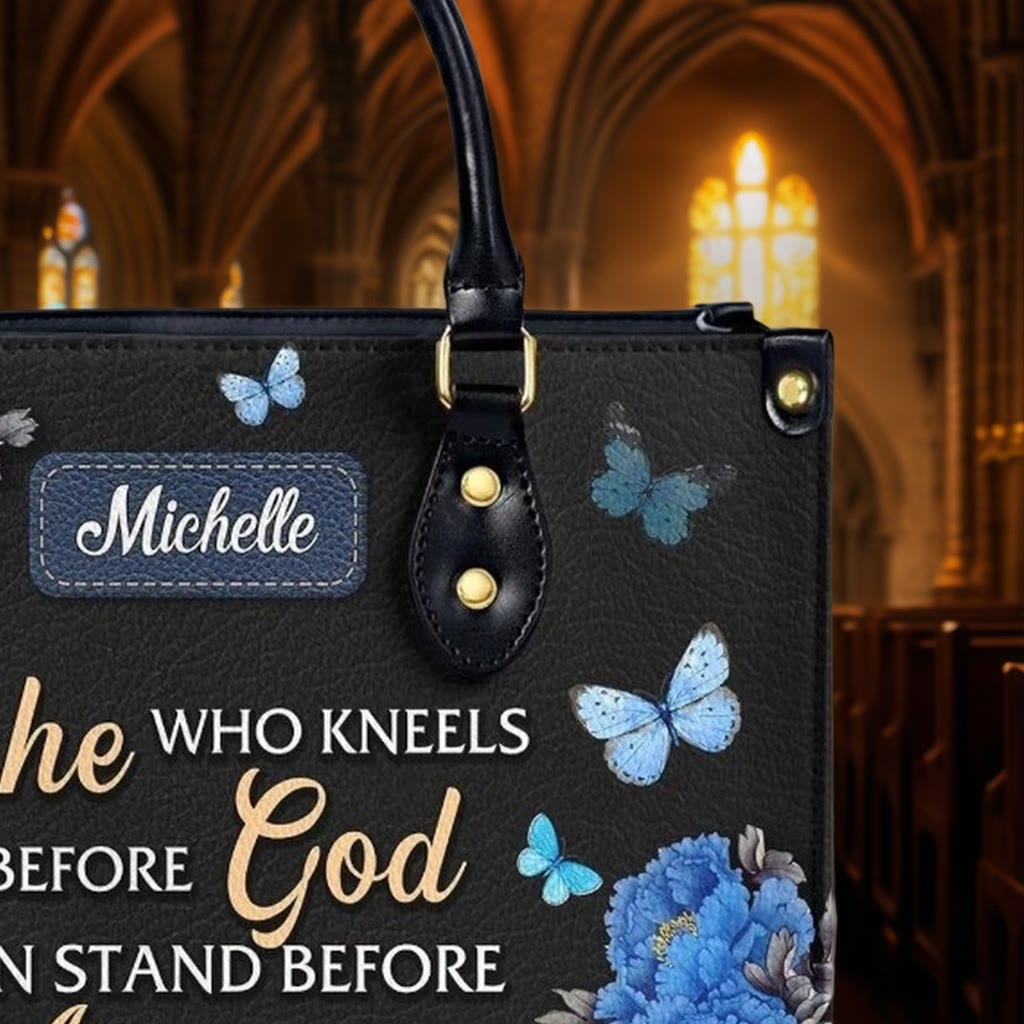 Christianartworkshop Sac à main élégant en cuir personnalisé à motif floral avec citation biblique : Dieu est avec elle - image 5
