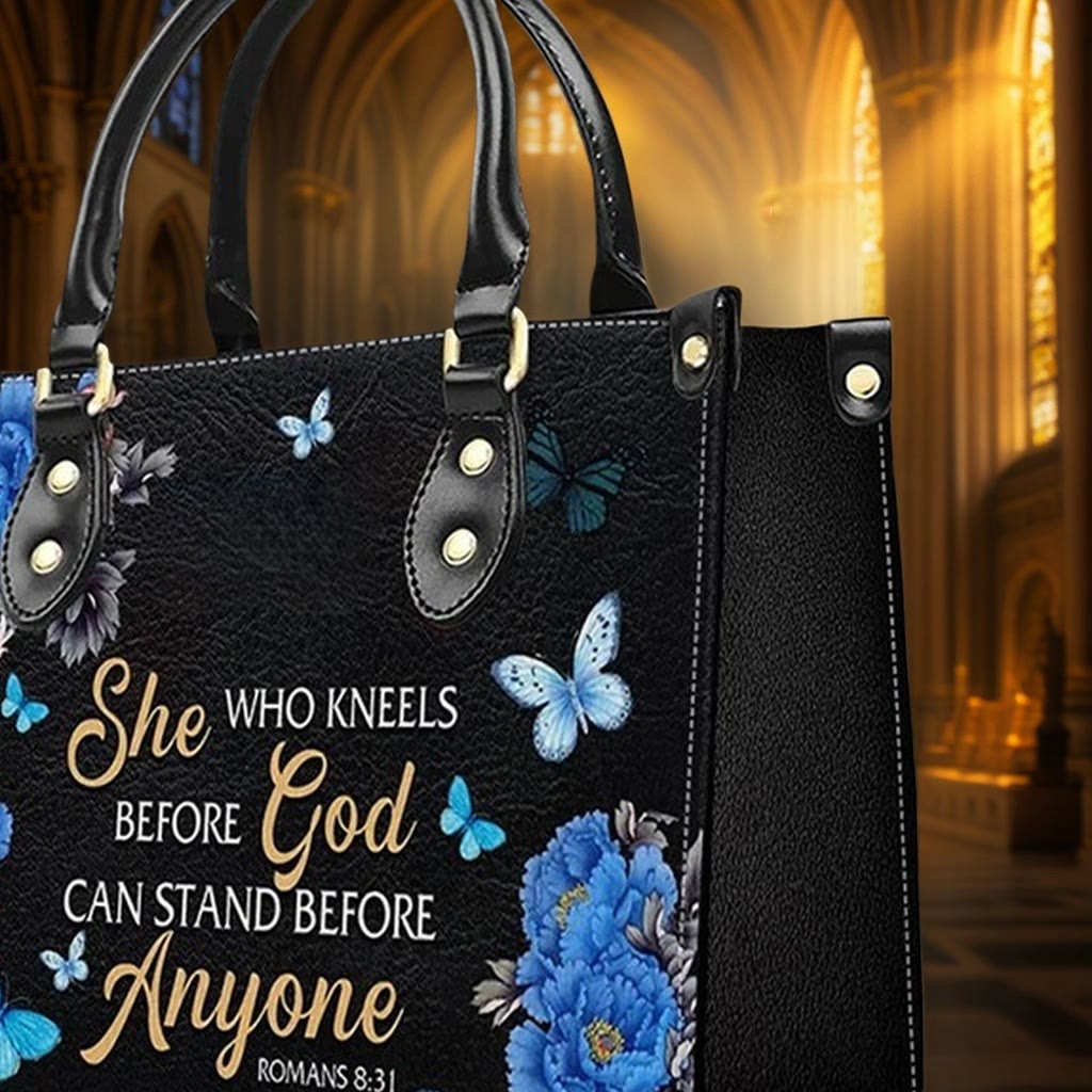 Christianartworkshop Sac à main élégant en cuir personnalisé à motif floral avec citation biblique : Dieu est avec elle - image 6