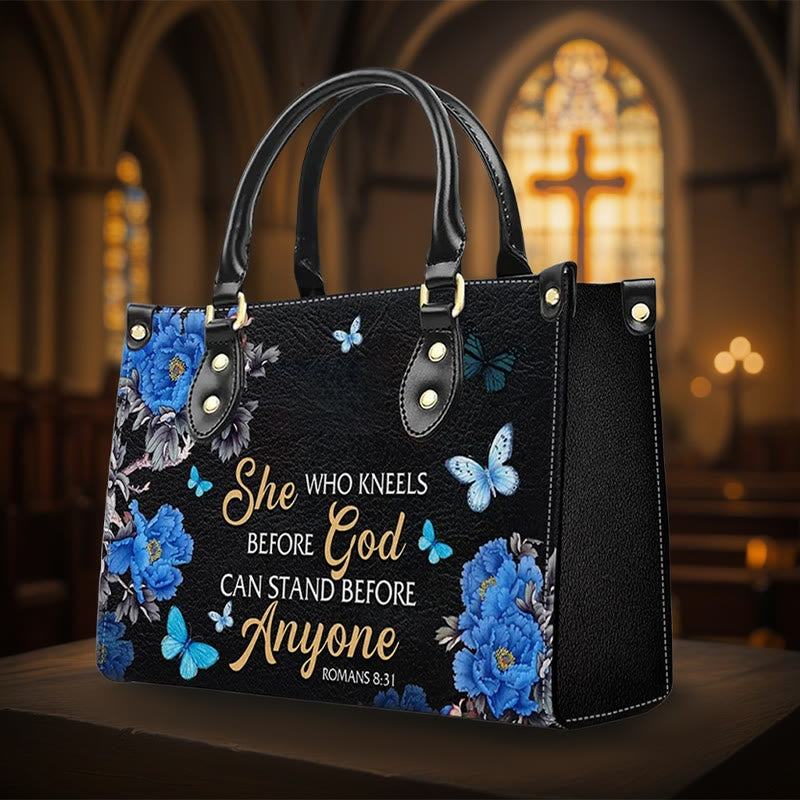 Christianartworkshop Sac à main élégant en cuir personnalisé à motif floral avec citation biblique : Dieu est avec elle - XL - Standard (sans personnalisation) - image 0