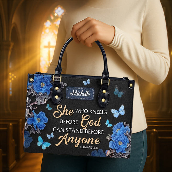 Christianartworkshop Sac à main élégant en cuir personnalisé à motif floral avec citation biblique : Dieu est avec elle - image 4