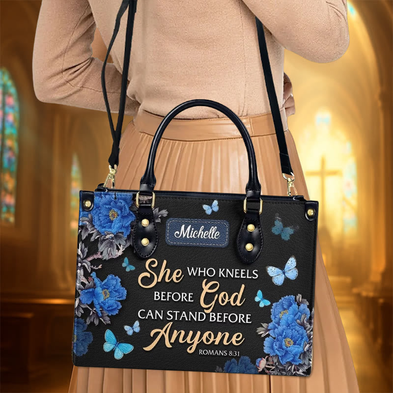 Christianartworkshop Sac à main élégant en cuir personnalisé à motif floral avec citation biblique : Dieu est avec elle - image 3