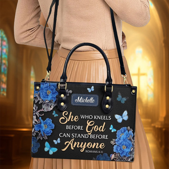 Christianartworkshop Sac à main élégant en cuir personnalisé à motif floral avec citation biblique : Dieu est avec elle - image 3
