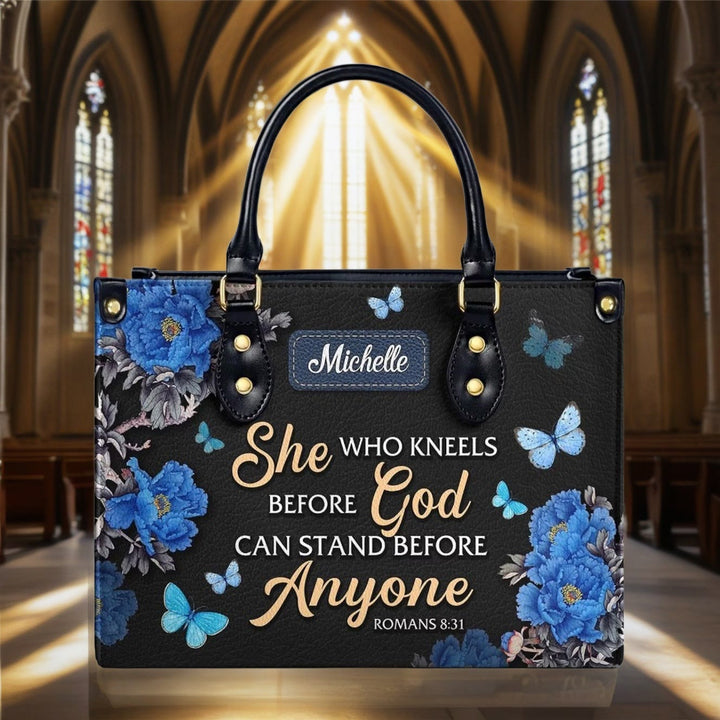 Christianartworkshop Sac à main élégant en cuir personnalisé à motif floral avec citation biblique : Dieu est avec elle - image 2