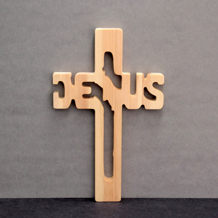 Christianartworkshop Croix murale en bois de pin représentant la silhouette de Jésus, avec un motif sculpté ajouré. - image 1