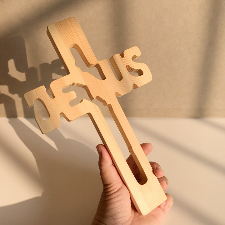 Christianartworkshop Croix murale en bois de pin représentant la silhouette de Jésus, avec un motif sculpté ajouré. - image 3