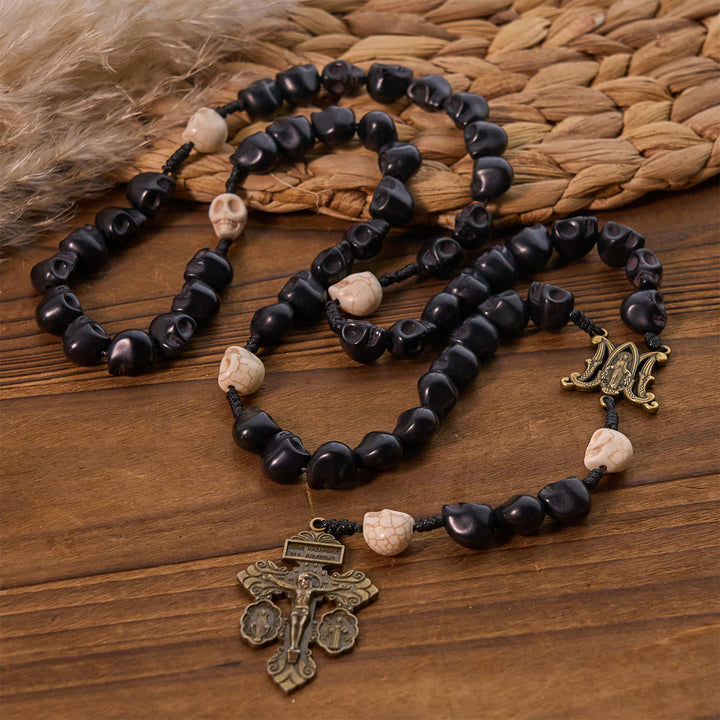 Christianartworkshop Lumière sur les ténèbres - Crucifix de la Miséricorde pour le Pardon avec chapelet à grains noirs en forme de crâne - Chapelet Crâne Noir - image 0