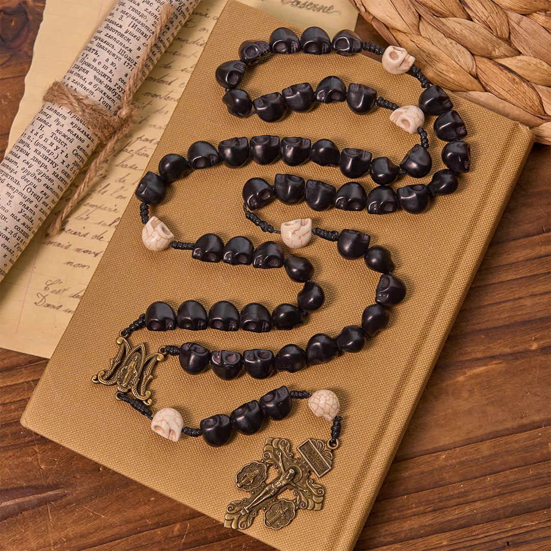 Christianartworkshop Lumière sur les ténèbres - Crucifix de la Miséricorde pour le Pardon avec chapelet à grains noirs en forme de crâne - image 2