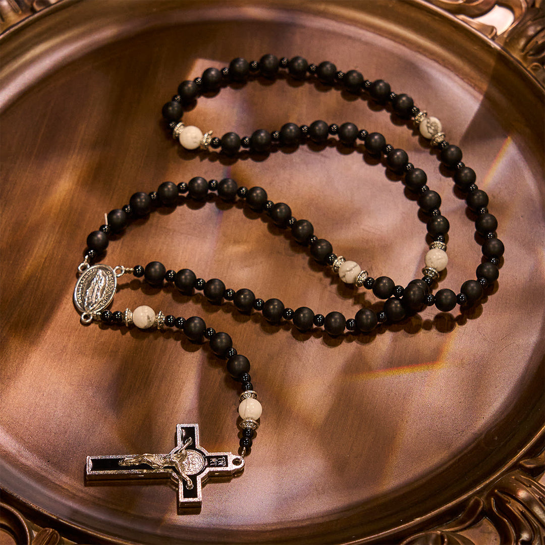 Christianartworkshop Chapelet artisanal en perles noires mates avec crucifix et Notre-Dame de Guadalupe - image 3