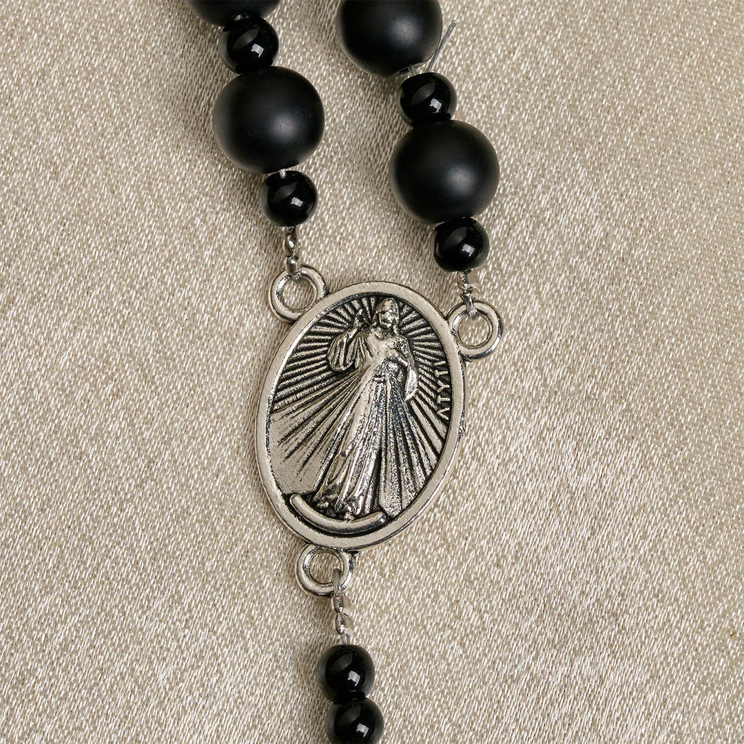 Christianartworkshop Chapelet artisanal en perles noires mates avec crucifix et Notre-Dame de Guadalupe - image 9