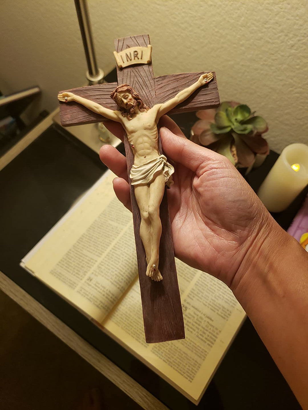 Christianartworkshop INRI - Crucifix en résine inscrite : un profond emblème de vénération - image 1