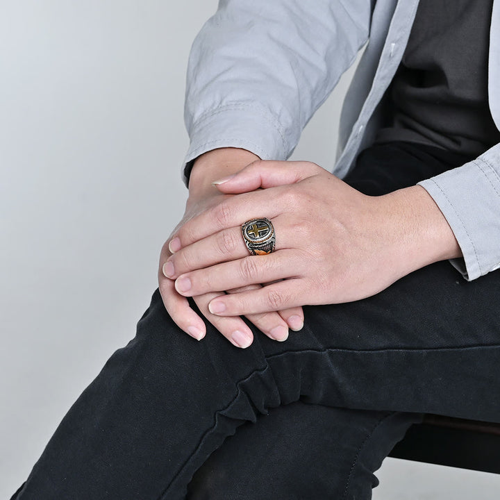 Bague croix métallique Christianartworkshop avec détail de mains jointes en prière : un choix de mode spirituelle - image 1