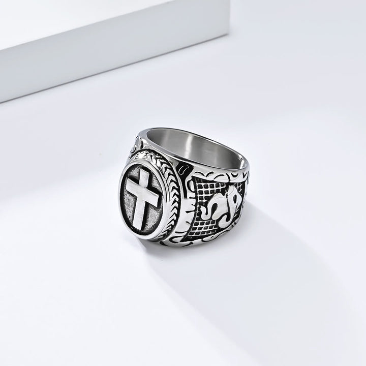 Bague croix métallique Christianartworkshop avec détail de mains jointes en prière : un choix de mode spirituelle - image 3