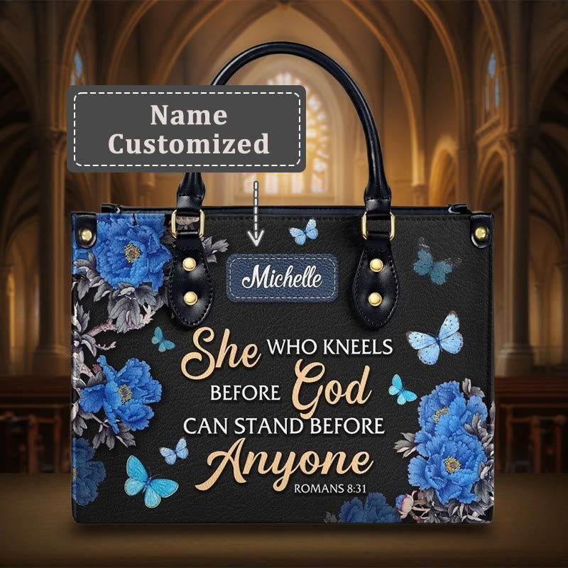 Christianartworkshop Sac à main élégant en cuir personnalisé à motif floral avec citation biblique : Dieu est avec elle - XL - Nom personnalisé - image 1
