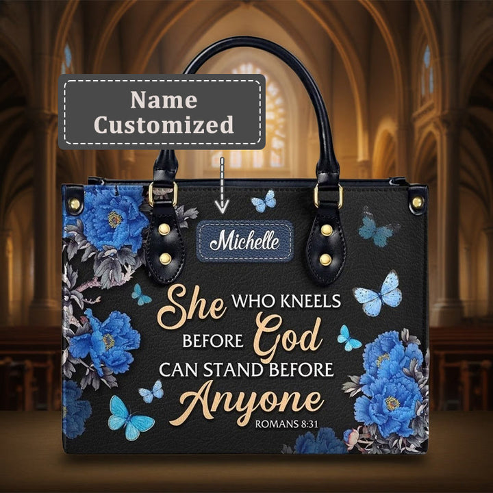 Christianartworkshop Sac à main élégant en cuir personnalisé à motif floral avec citation biblique : Dieu est avec elle - XL - Nom personnalisé - image 1
