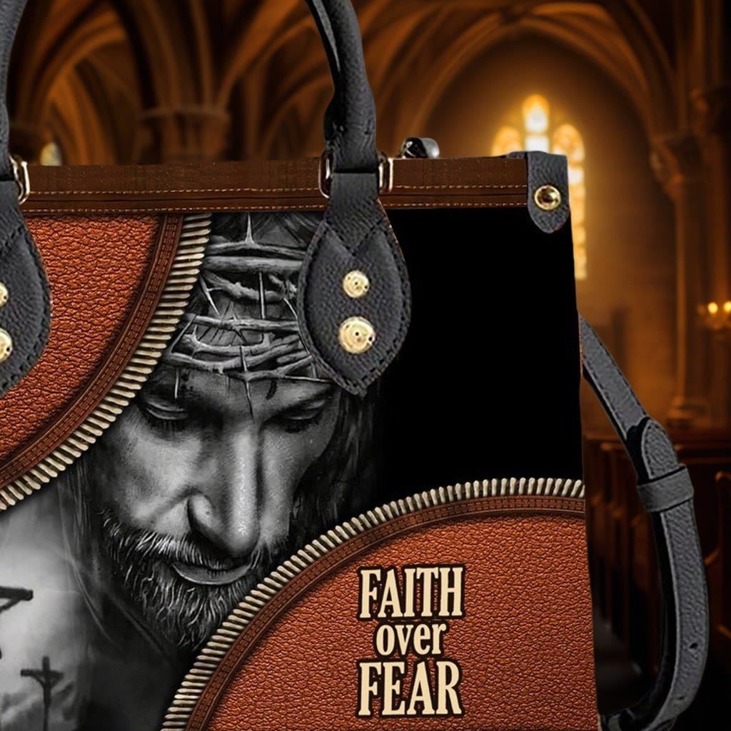 Christianartworkshop Sac à main en cuir à thème Jésus « La foi plutôt que la peur » : Emportez le courage et le Christ avec vous - image 4