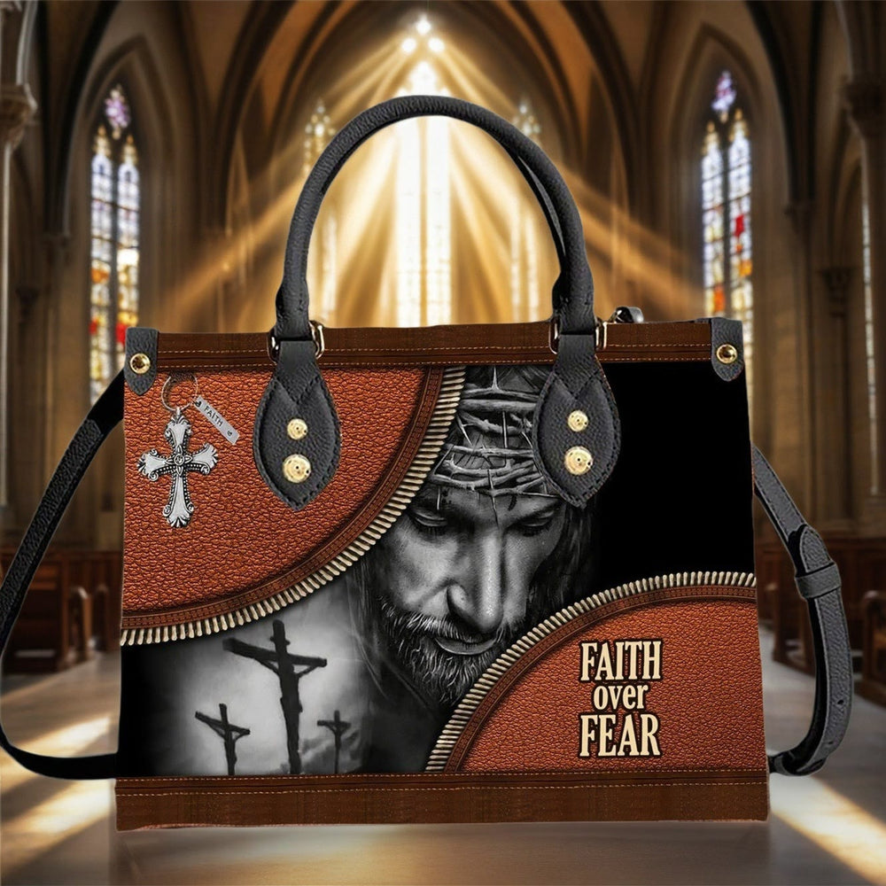 Christianartworkshop Sac à main en cuir à thème Jésus « La foi plutôt que la peur » : Emportez le courage et le Christ avec vous - image 1