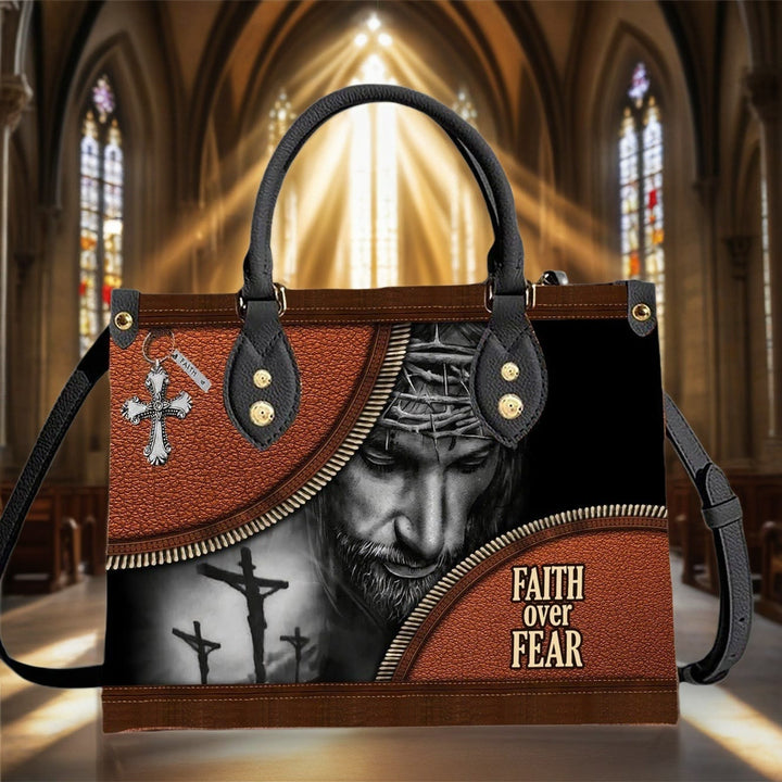 Christianartworkshop Sac à main en cuir à thème Jésus « La foi plutôt que la peur » : Emportez le courage et le Christ avec vous - image 1