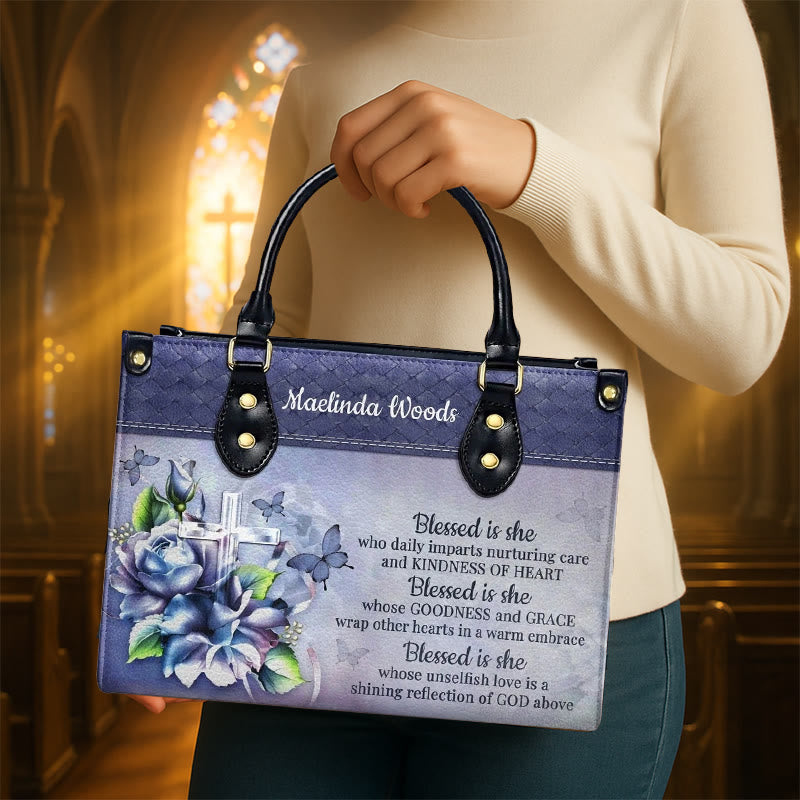 Christianartworkshop Sac à main en cuir personnalisé « Bénie soit-elle » aux tons bleu-violet, orné d'une écriture gracieuse - image 1