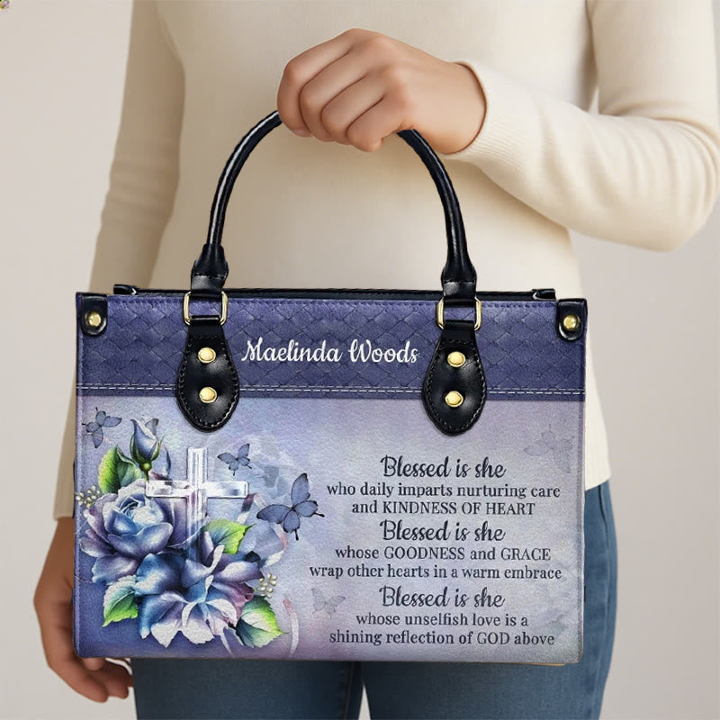 Christianartworkshop Sac à main en cuir personnalisé « Bénie soit-elle » aux tons bleu-violet, orné d'une écriture gracieuse - image 3