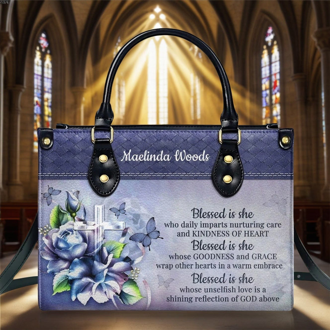 Christianartworkshop Sac à main en cuir personnalisé « Bénie soit-elle » aux tons bleu-violet, orné d'une écriture gracieuse - XL - Standard (sans personnalisation) - image 0