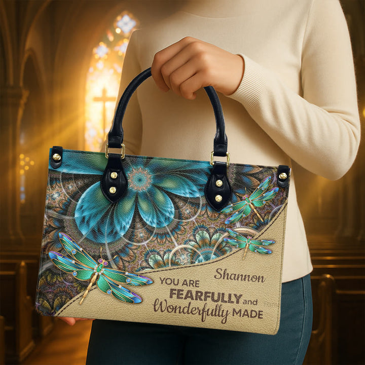 Christianartworkshop Sac à main en cuir personnalisé avec motif floral libellule et citation biblique - image 2