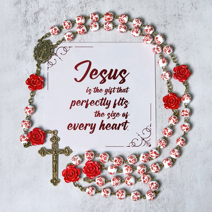 Christianartworkshop FOI PRIÉE : Chapelet fait main en perles de rose et de cinabre avec carte cadeau - Jésus est le don - image 0