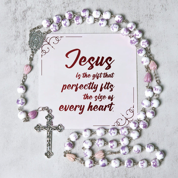 Christianartworkshop FOI PRIÉE : Chapelet fait main en perles de fleurs violettes avec carte cadeau - Jésus est le don - image 2
