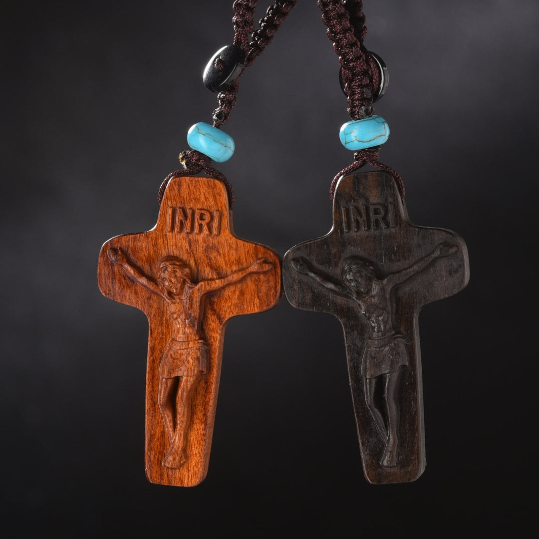 Christianartworkshop Porte-clés croix de Jésus en bois bicolore avec perle INRI et turquoise - Pas du bois de rose - image 0