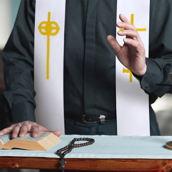 Christianartworkshop Étole liturgique d'un blanc pur, ornée d'une croix dorée et d'une colombe du Saint-Esprit. - image 2